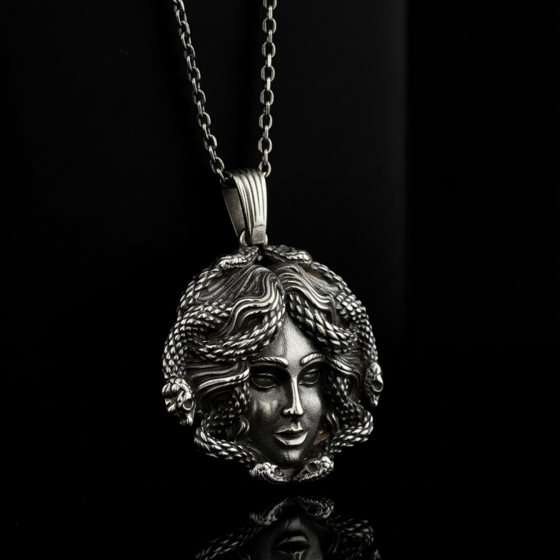 Mitolojik Medusa Başlı Oksitli Gümüş Kolye - Güç ve Koruma Sembolü