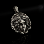 Mitolojik Medusa Başlı Oksitli Gümüş Kolye - Güç ve Koruma Sembolü
