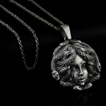 Mitolojik Medusa Başlı Oksitli Gümüş Kolye - Güç ve Koruma Sembolü