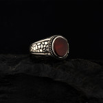925 Ayar Gümüş Kırmızı Akik Taşlı Duvar Desenli Erkek Yüzük – El İşçiliği Otantik Tasarım