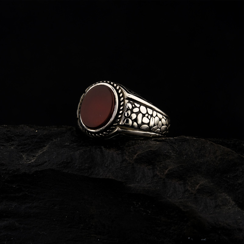 925 Ayar Gümüş Kırmızı Akik Taşlı Duvar Desenli Erkek Yüzük – El İşçiliği Otantik Tasarım