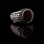 925 Ayar Gümüş Kırmızı Akik Taşlı Duvar Desenli Erkek Yüzük – El İşçiliği Otantik Tasarım