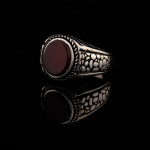 925 Ayar Gümüş Kırmızı Akik Taşlı Duvar Desenli Erkek Yüzük – El İşçiliği Otantik Tasarım