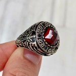 925 Ayar Gümüş Kırmızı Taşlı Kılıç Motifli Mikro Taş İşlemeli Erkek Yüzük