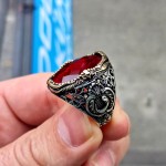925 Ayar Gümüş Kırmızı Zirkon Taşlı Vav Desenli Gümüş Yüzük