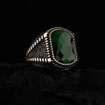 925 Ayar Gümüş Yeşil Faset Taşlı Erkek Yüzük – Otantik ve Şık Tasarım